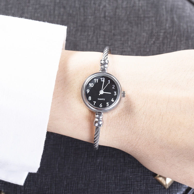 Montre Elegant Gold Bracelet Watch for Women Quartz Movement