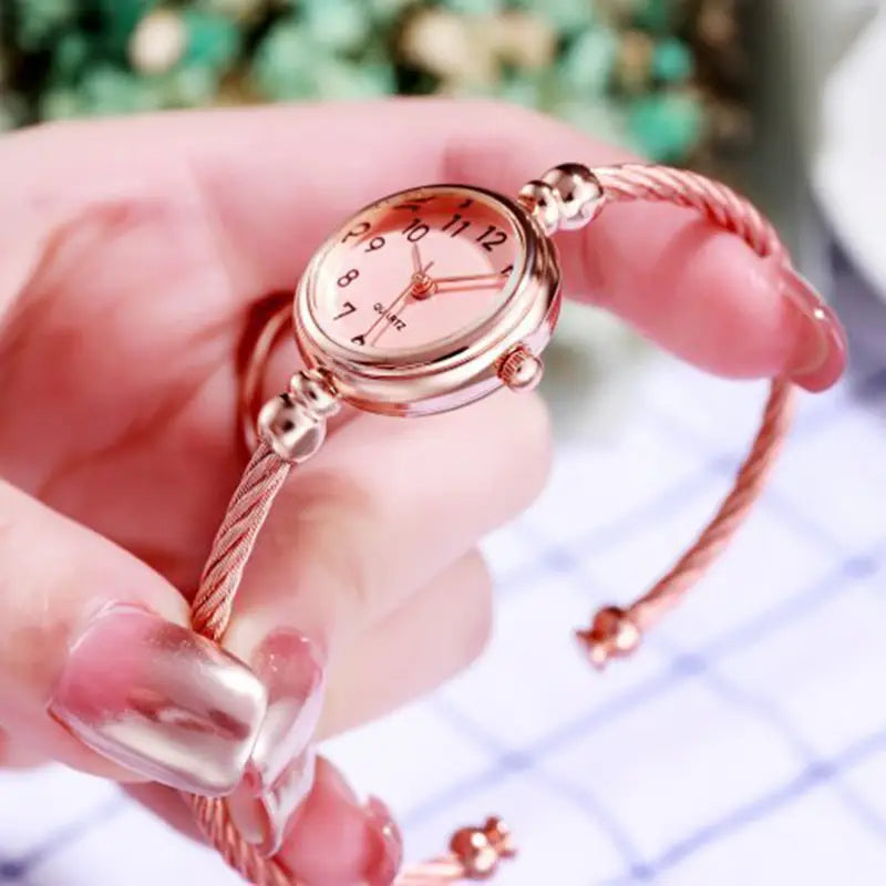Montre Elegant Gold Bracelet Watch for Women Quartz Movement