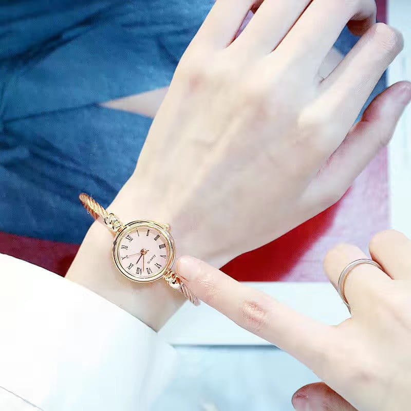 Montre Elegant Gold Bracelet Watch for Women Quartz Movement