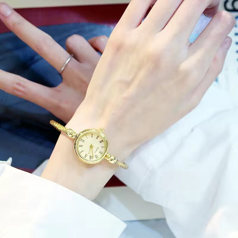 Montre Elegant Gold Bracelet Watch for Women Quartz Movement