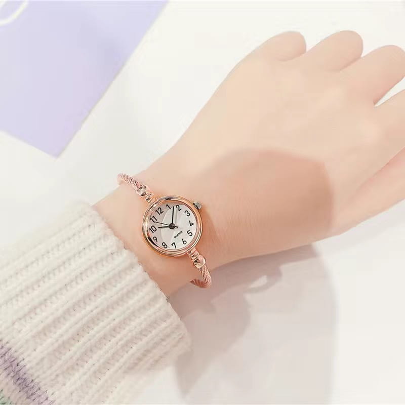 Montre Elegant Gold Bracelet Watch for Women Quartz Movement