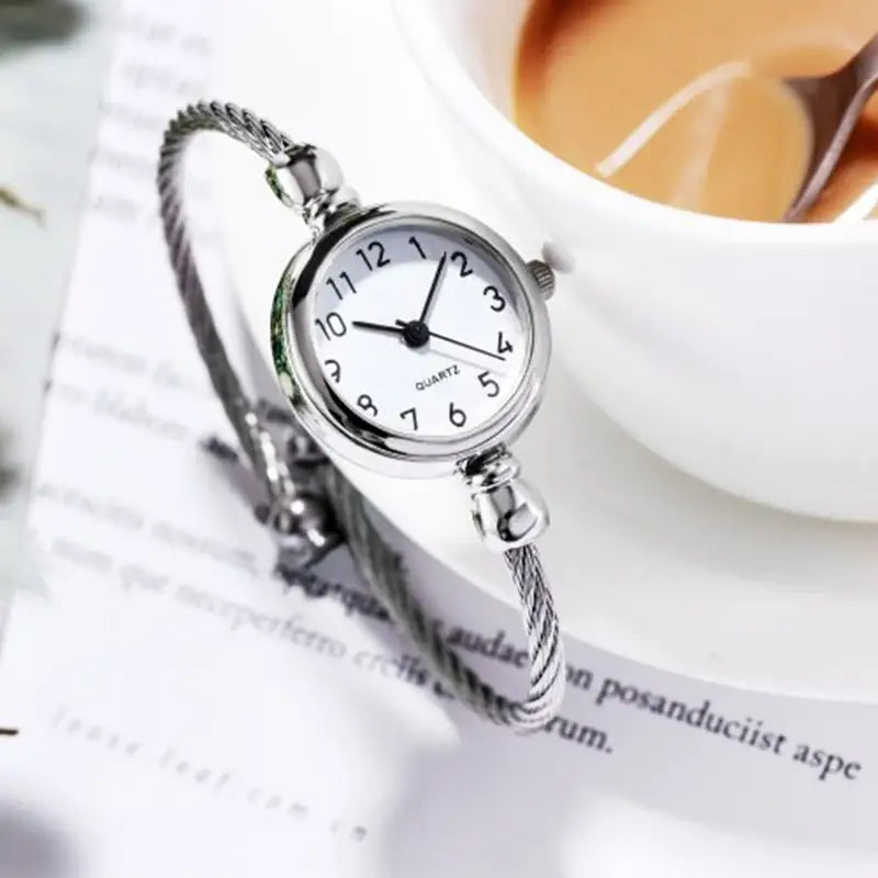 Montre Elegant Gold Bracelet Watch for Women Quartz Movement
