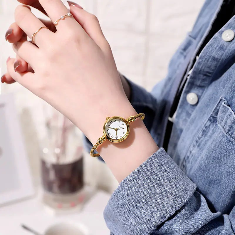 Montre Elegant Gold Bracelet Watch for Women Quartz Movement